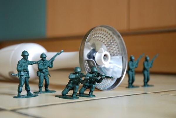 Le radar est invente en 1935 par Sir Robert Watson-Watt. L'etat-major de la RAF saisit immediatement l'importance d'un tel systeme.