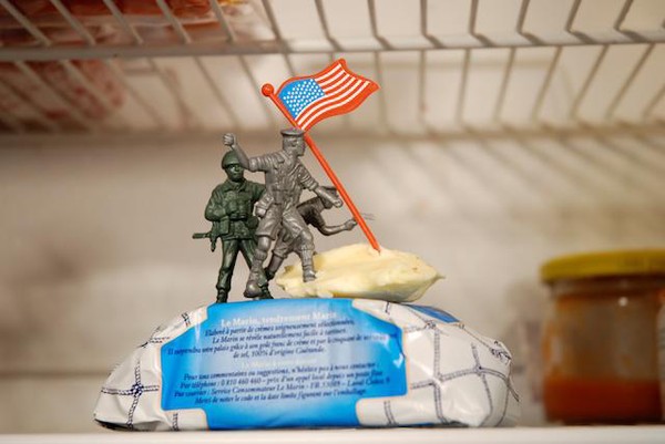 D'apres la photographie de Joe Rosenthal << Raising the Flag on Iwo Jima>> prise le 23 fevrier 1945