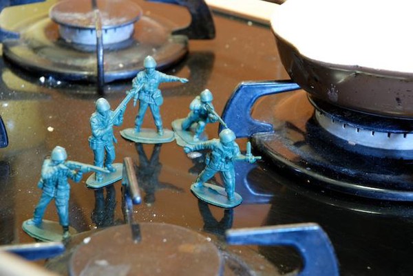 L'ennemi a progresse sur nos flancs et tient sous son feu ajuste  nos cheminements de repli."